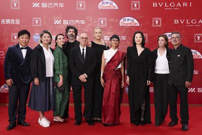 SHANGHAI, CHINA - JUNE 14: 27th SIFF Golden Goblet Awards Jury members director Yang Lina, actress Yong Mei, director Iv-stock-foto