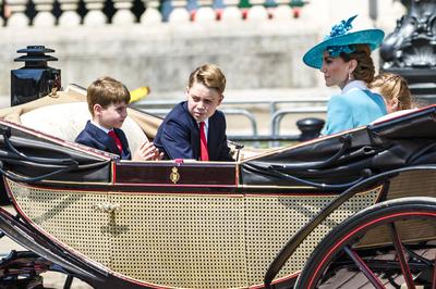 Prinzessin Catherine mit Prinzessin Carlotte, Prinz Louis und Prinz George-stock-photo