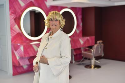 Archiv- Marlies Moeller die letzte gro?e Star Frisoerin Deutschlands jetzt ist ihre Holding laut Medien insolvent. Marlies Moeller die Starsfriseurin in ihrem Salon bei der Praesentation ihres neuen Friseursalons im feinen Poeseldorf in Hamburg am 07.09.2020 HH Deutschland *** Archive Marlies Moeller the last great star hairdresser in Germany now her holding company is insolvent according to the media Marlies Moeller the star hairdresser in her salon at the presentation of her new hairdressing salon in the fine Poeseldorf in Hamburg on 07 09 2020 HH Germany-stock-foto