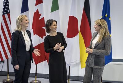 Bundesaussenministerin Annalena Baerbock (M) mit ihren Amtskolleginnen Elizabeth Truss (l, Grossbritannien) und Melanie-stock-foto