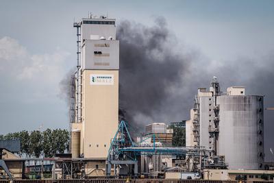 Schwarzer Rauch auf dem Gel?nde der Avangard Malz AG Betrieb Bremen Fabrik Feuer Flammen Brand am 14.06.2025 Industriehafen Weser-stock-foto