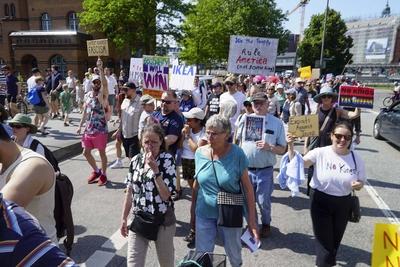 Demonstranten mit Fahnen Banner und Plakate Schildern Demonstration gegen Donald Trump in Hamburg 14.06.2025 Am Samstag nachmittag demonstrierten ca. 200 Personen Amerikaner die in Hamburg leben mit einem Marsch durch die Hafenvcity gegen die Politik des amtierenden US Pr?sidenten Donald Trump an seinem 79.Geburtstag zu Demonstieren Die friedliche Demonstration begann und endet in der N?he des US Konsulates das sich ebenfalls in der Hafencity befindet Hamburg Deutschland *** Protesters with flags banners and placards signs Demonstration against Donald Trump in Hamburg 14 06 2025 On Saturday afternoon about 200 people Americans living in Hamburg demonstrated with a march through the Hafenvcity against the policy of the incumbent US Presi-stock-foto