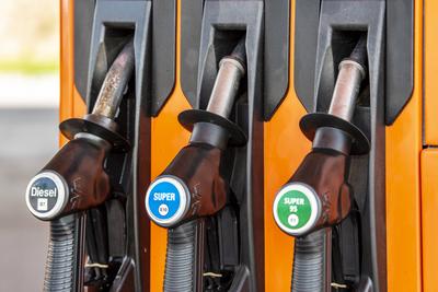 Zapfs?ule an einer Tankstelle-stock-foto