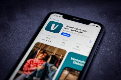 Apple App Store auf einem iPhone. Apps Charts (gratis). Vinted - Secon Hand verkaufen. // 20.04.2025 *** Apple App Store-stock-photo
