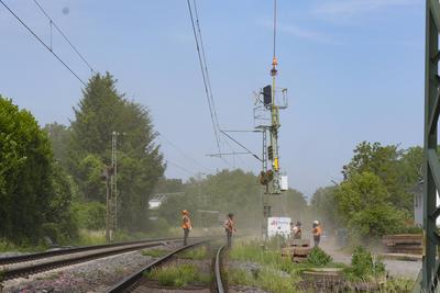Deutsche Bahn fliegt neue Signalmasten mit Helikopter zur Streckensanierung in Bonn-Beul-stock-foto