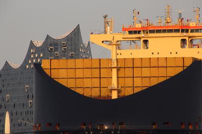 Beinahe auf Augenh?he: Bug und ein Teil der Br?cke des Containerfrachters MSC Germany und die Elbphilharmonie im Hamburg-stock-foto