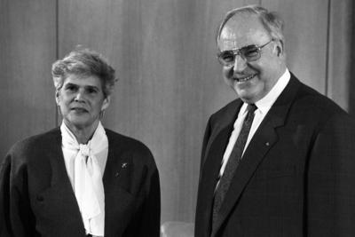 Bildnummer: 54362062  Datum: 19.02.1991  Copyright: imago/sepp spieglBundeskanzler Helmut Kohl (Deutschland/CDU) und Pr?sidentin Violeta Barrios de Chamorro (Nicaragua) w?hrend eines Treffens in Bonn, Personen; 1991, Bonn, sw, Politik; , quer, Kbneg, Gruppenbild, close, Randbild, PeopleBildnummer 54362062 Date 19 02 1991 Copyright Imago Sepp Spiegl Federal Chancellor Helmut Kohl Germany CDU and President Violeta Barrios de Chamorro Nicaragua during a Meeting in Bonn People 1991 Bonn black and white politics horizontal Kbneg Group photo Close Edge image Celebrities-stock-foto