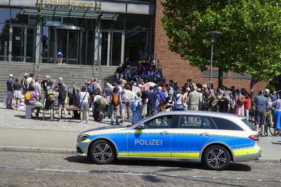 US Konsulate in Hamburg in der Hafencity Polizeischutz Demonstranten mit Fahnen Banner und Plakate Schildern Demonstration gegen Donald Trump in Hamburg 14.06.2025 Am Samstag nachmittag demonstrierten ca. 200 Personen Amerikaner die in Hamburg leben mit einem Marsch durch die Hafenvcity gegen die Politik des amtierenden US Pr?sidenten Donald Trump an seinem 79.Geburtstag zu Demonstieren Die friedliche Demonstration begann und endet in der N?he des US Konsulates das sich ebenfalls in der Hafencity befindet Hamburg Deutschland *** US consulates in Hamburg in the Hafencity Police protection Demonstrators with flags banners and posters signs Demonstration against Donald Trump in Hamburg 14 06 2025 On Saturday afternoon, about 200 people Ame-stock-foto