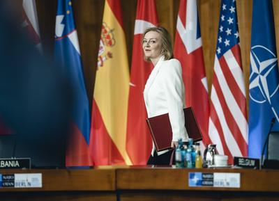 Die Aussenministerin von Grossbritannien, Elizabeth Truss, im Rahmen des Informellen Treffens der NATO-AussenministerIn-stock-foto