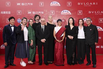 SHANGHAI, CHINA - JUNE 14: 27th SIFF Golden Goblet Awards Jury members director Yang Lina, actress Yong Mei, director Iv-stock-foto
