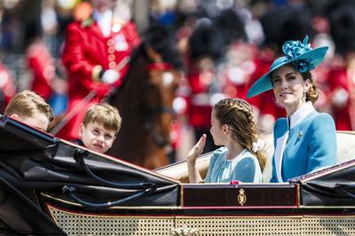 Prinzessin Catherine mit Prinzessin Carlotte, Prinz Louis und Prinz George-stock-photo