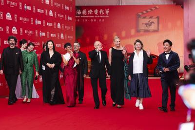 SHANGHAI, CHINA - JUNE 14: 27th SIFF Golden Goblet Awards Jury members director Yang Lina, actress Yong Mei, director Iv-stock-foto