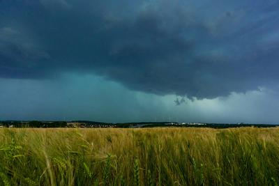 Unwetterfront ?ber Paderborn - rotierende Wolke im Bild mit Funnelbildung des m?glichen Tornados Blickrichtung Altenbeken-stock-foto
