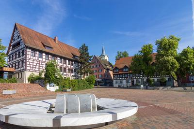 square Muslenplatz, rectory (left), Local History and Clock Museum, in Schwenningen Villingen-Schwenningen Schwarzwald,-stock-foto