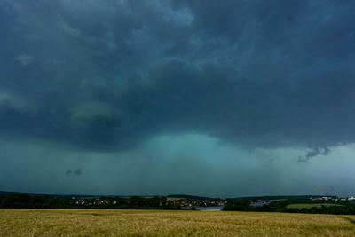 Unwetterfront ?ber Paderborn - rotierende Wolke im Bild mit Funnelbildung des m?glichen Tornados Blickrichtung Altenbeken-stock-foto