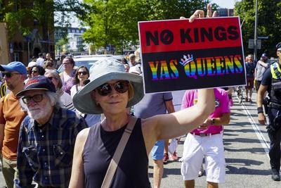 Demonstranten mit Fahnen Banner und Plakate Schildern Demonstration gegen Donald Trump in Hamburg 14.06.2025 Am Samstag nachmittag demonstrierten ca. 200 Personen Amerikaner die in Hamburg leben mit einem Marsch durch die Hafenvcity gegen die Politik des amtierenden US Pr?sidenten Donald Trump an seinem 79.Geburtstag zu Demonstieren Die friedliche Demonstration begann und endet in der N?he des US Konsulates das sich ebenfalls in der Hafencity befindet Hamburg Deutschland *** Protesters with flags banners and placards signs Demonstration against Donald Trump in Hamburg 14 06 2025 On Saturday afternoon about 200 people Americans living in Hamburg demonstrated with a march through the Hafenvcity against the policy of the incumbent US Presi-stock-foto
