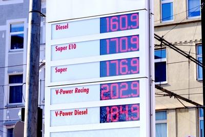 D?sseldorf 05.03.2025 Shell Tankstelle Benzinpreis Benzin Treibstoff Preiserh?hung Roh?l-Knappheit Diesel Zapfs?ule Zapf-stock-foto