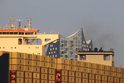Beinahe auf Augenh?he: Die Br?cke des Containerfrachters MSC Germany und die Elbphilharmonie im Hamburger Hafen. *** Alm-stock-foto