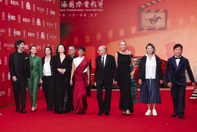 SHANGHAI, CHINA - JUNE 14: 27th SIFF Golden Goblet Awards Jury members director Yang Lina, actress Yong Mei, director Iv-stock-foto