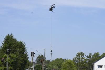 Deutsche Bahn fliegt neue Signalmasten mit Helikopter zur Streckensanierung in Bonn-Beul-stock-foto