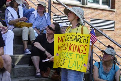 Demonstranten mit Fahnen Banner und Plakate Schildern Demonstration gegen Donald Trump in Hamburg 14.06.2025 Am Samstag nachmittag demonstrierten ca. 200 Personen Amerikaner die in Hamburg leben mit einem Marsch durch die Hafenvcity gegen die Politik des amtierenden US Pr?sidenten Donald Trump an seinem 79.Geburtstag zu Demonstieren Die friedliche Demonstration begann und endet in der N?he des US Konsulates das sich ebenfalls in der Hafencity befindet Hamburg Deutschland *** Protesters with flags banners and placards signs Demonstration against Donald Trump in Hamburg 14 06 2025 On Saturday afternoon about 200 people Americans living in Hamburg demonstrated with a march through the Hafenvcity against the policy of the incumbent US Presi-stock-foto