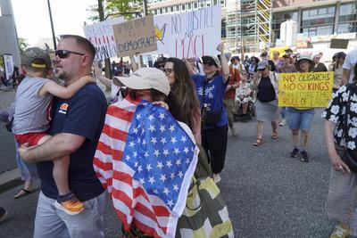 Demonstranten mit Fahnen Banner und Plakate Schildern Demonstration gegen Donald Trump in Hamburg 14.06.2025 Am Samstag nachmittag demonstrierten ca. 200 Personen Amerikaner die in Hamburg leben mit einem Marsch durch die Hafenvcity gegen die Politik des amtierenden US Pr?sidenten Donald Trump an seinem 79.Geburtstag zu Demonstieren Die friedliche Demonstration begann und endet in der N?he des US Konsulates das sich ebenfalls in der Hafencity befindet Hamburg Deutschland *** Protesters with flags banners and placards signs Demonstration against Donald Trump in Hamburg 14 06 2025 On Saturday afternoon about 200 people Americans living in Hamburg demonstrated with a march through the Hafenvcity against the policy of the incumbent US Presi-stock-foto