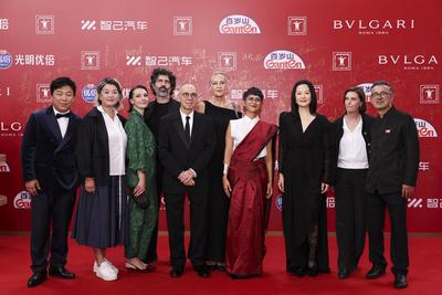 SHANGHAI, CHINA - JUNE 14: 27th SIFF Golden Goblet Awards Jury members director Yang Lina, actress Yong Mei, director Iv-stock-foto