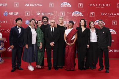 SHANGHAI, CHINA - JUNE 14: 27th SIFF Golden Goblet Awards Jury members director Yang Lina, actress Yong Mei, director Iv-stock-foto