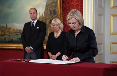 . 10/09/2022. London, United Kingdom. UK Prime Minister Liz Truss signs the Proclamation of Accession of King Charles I-stock-foto