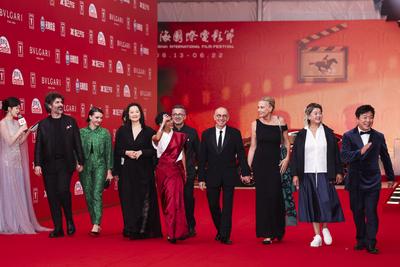 SHANGHAI, CHINA - JUNE 14: 27th SIFF Golden Goblet Awards Jury members director Yang Lina, actress Yong Mei, director Iv-stock-foto