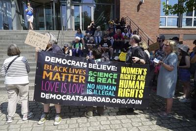 Demonstranten mit Fahnen Banner und Plakate Schildern Demonstration gegen Donald Trump in Hamburg 14.06.2025 Am Samstag nachmittag demonstrierten ca. 200 Personen Amerikaner die in Hamburg leben mit einem Marsch durch die Hafenvcity gegen die Politik des amtierenden US Pr?sidenten Donald Trump an seinem 79.Geburtstag zu Demonstieren Die friedliche Demonstration begann und endet in der N?he des US Konsulates das sich ebenfalls in der Hafencity befindet Hamburg Deutschland *** Protesters with flags banners and placards signs Demonstration against Donald Trump in Hamburg 14 06 2025 On Saturday afternoon about 200 people Americans living in Hamburg demonstrated with a march through the Hafenvcity against the policy of the incumbent US Presi-stock-foto