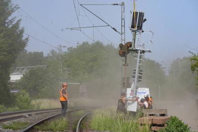 Deutsche Bahn fliegt neue Signalmasten mit Helikopter zur Streckensanierung in Bonn-Beul-stock-foto