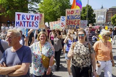 Demonstranten mit Fahnen Banner und Plakate Schildern Demonstration gegen Donald Trump in Hamburg 14.06.2025 Am Samstag nachmittag demonstrierten ca. 200 Personen Amerikaner die in Hamburg leben mit einem Marsch durch die Hafenvcity gegen die Politik des amtierenden US Pr?sidenten Donald Trump an seinem 79.Geburtstag zu Demonstieren Die friedliche Demonstration begann und endet in der N?he des US Konsulates das sich ebenfalls in der Hafencity befindet Hamburg Deutschland *** Protesters with flags banners and placards signs Demonstration against Donald Trump in Hamburg 14 06 2025 On Saturday afternoon about 200 people Americans living in Hamburg demonstrated with a march through the Hafenvcity against the policy of the incumbent US Presi-stock-foto