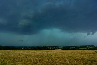 Unwetterfront ?ber Paderborn - rotierende Wolke im Bild mit Funnelbildung des m?glichen Tornados Blickrichtung Altenbeken-stock-foto