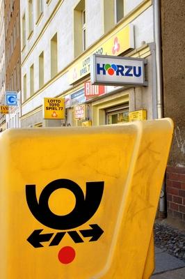 Bildnummer: 50723704  Datum: 20.03.2005  Copyright: imago/SteinachBriefkasten mit Sonntagsleerung vor einem Zeitschriftenladen in Berlin, Objekte , Geb?ude, au?en, Au?enansicht; 2005, Briefk?sten, Postkasten, Postk?sten, roter Punkt, Deutsche Post, Postbriefkasten, Postbriefk?sten, Zeitungsladen, Zeitschriftengesch?ft, Zeitungsgesch?ft, H?rzu, Lotto, Toto, Annahmestelle, Annahmestellen; , hoch, Kbdig, , Transport, Logistik, Wirtschaft, Logo, Logos, Deutschland / Einzelbild-stock-foto