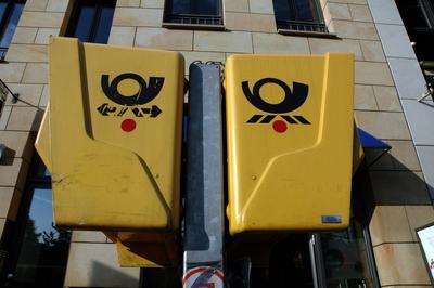 Bildnummer: 50486695  Datum: 01.05.2004  Copyright: imago/SteinachPostk?sten mit rotem Punkt in Berlin, Objekte; 2004, Berlin, Postkasten, Deutsche Post, Briefkasten, Briefk?sten, rot, gelb; , quer, Kbdig, Gruppenbild, Deutschland,  ,/ Nachtbriefkasten, Nachtbriefk?sten, Sonntagsleerung; Aufnahmedatum gesch?tzt-stock-foto