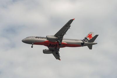 26.03.2021, Singapur, Republik Singapur, Asien - Ein Passagierflugzeug der Jetstar Asia Airways vom Typ Airbus A320-232-stock-foto