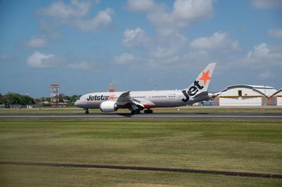 25.07.2023, Denpasar, Bali, Indonesien, Asien - Ein Passagierflugzeug der australischen Fluggesellschaft Jetstar Airways-stock-foto