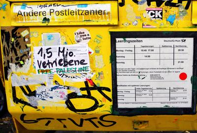 Botschaften auf Berliner Briefkasten sichtbar. *** Messages visible on Berlin letterboxes-stock-foto
