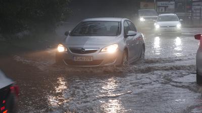 Katastrophale Unwetter sind in den Nachmittagsstunden ?ber das Erzgebirge hinweg gezogen. Eine sogenannte Superzelle bra-stock-foto