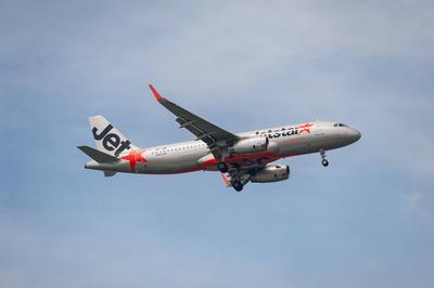 15.07.2023, Singapur, Republik Singapur, Asien - Ein Passagierflugzeug der Jetstar Asia Airways vom Typ Airbus A320-200-stock-foto
