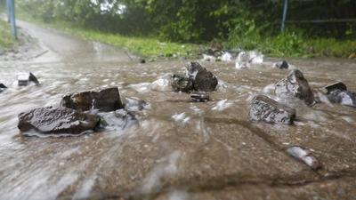 Katastrophale Unwetter sind in den Nachmittagsstunden ?ber das Erzgebirge hinweg gezogen. Eine sogenannte Superzelle bra-stock-foto