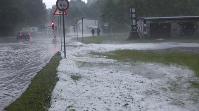 Katastrophale Unwetter sind in den Nachmittagsstunden ?ber das Erzgebirge hinweg gezogen. Eine sogenannte Superzelle bra-stock-foto