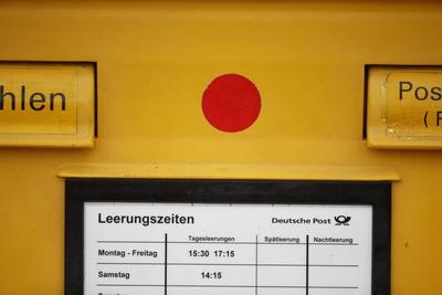 Bildnummer: 58929547  Datum: 16.12.2012  Copyright: imago/Gerhard LeberBriefkasten GER, 20121216, Postbriefkasten mit rotem Punkt Gesellschaft Objekte xns x0x 2012 quer Germany Berlin Au?enaufnahme Stadt aussen Aussenaufnahme niemand symbol symbolisch symbolische Post Briefe Briefkasten Posteinwurf nobody Detail gelb yellow Zustellung letter box Deutsche Post Wirtschaft Transport Entleerung versenden economy Postleitzahlen Leerung Leerzeiten rot roter  58929547 Date 16 12 2012 Copyright Imago Gerhard Liver Letterbox ger  Letter box with red Point Society Objects xns x0x 2012 horizontal Germany Berlin Outside view City exterior Outside view Nobody symbol symbolic Symbolic Post Letters Letterbox Posteinwurf Nobody Detail Yellow Yellow Delivery Letter Box German Post Economy Transportation Evacuation Send Economy Postcodes Emptying  Red Red-stock-photo