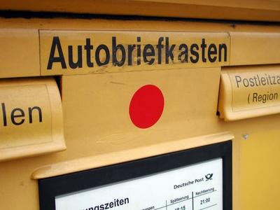Bildnummer: 50450287  Datum: 06.05.2004  Copyright: imago/Dehli-NewsAutobriefkasten in Berlin, Objekte; 2004, Berlin, Deutsche Post, Briefk?sten, Postkasten, Postk?sten, Auto-Briefkasten, Schriftzug, Punkt, rot, roter; , quer, Kbdig, Einzelbild, close, Transport, Logistik, Wirtschaft, Deutschland,  ,-stock-foto