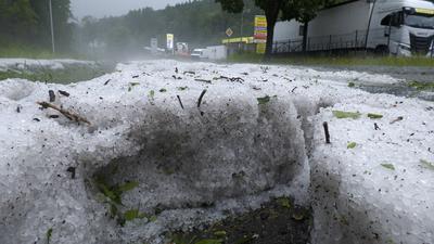 Katastrophale Unwetter sind in den Nachmittagsstunden ?ber das Erzgebirge hinweg gezogen. Eine sogenannte Superzelle bra-stock-foto