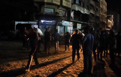 People carry their sacks of flour Flour they got from aid trucks in North Gaza Strip, where there is a food crisis due to Israeli attacks-stock-foto