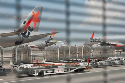 28.02.2021, Singapur, Republik Singapur, Asien - Voruebergehend stillgelegte Airbus A320 Passagierflugzeuge der Billigfl-stock-foto