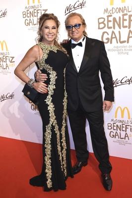 Carmen Geiss mit Gatte Robert Geiss bei der McDonald s Benefiz Gala 2017 unter dem Motto Hand in Han-stock-foto