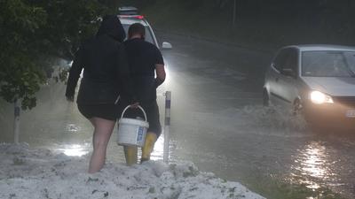 Katastrophale Unwetter sind in den Nachmittagsstunden ?ber das Erzgebirge hinweg gezogen. Eine sogenannte Superzelle bra-stock-foto
